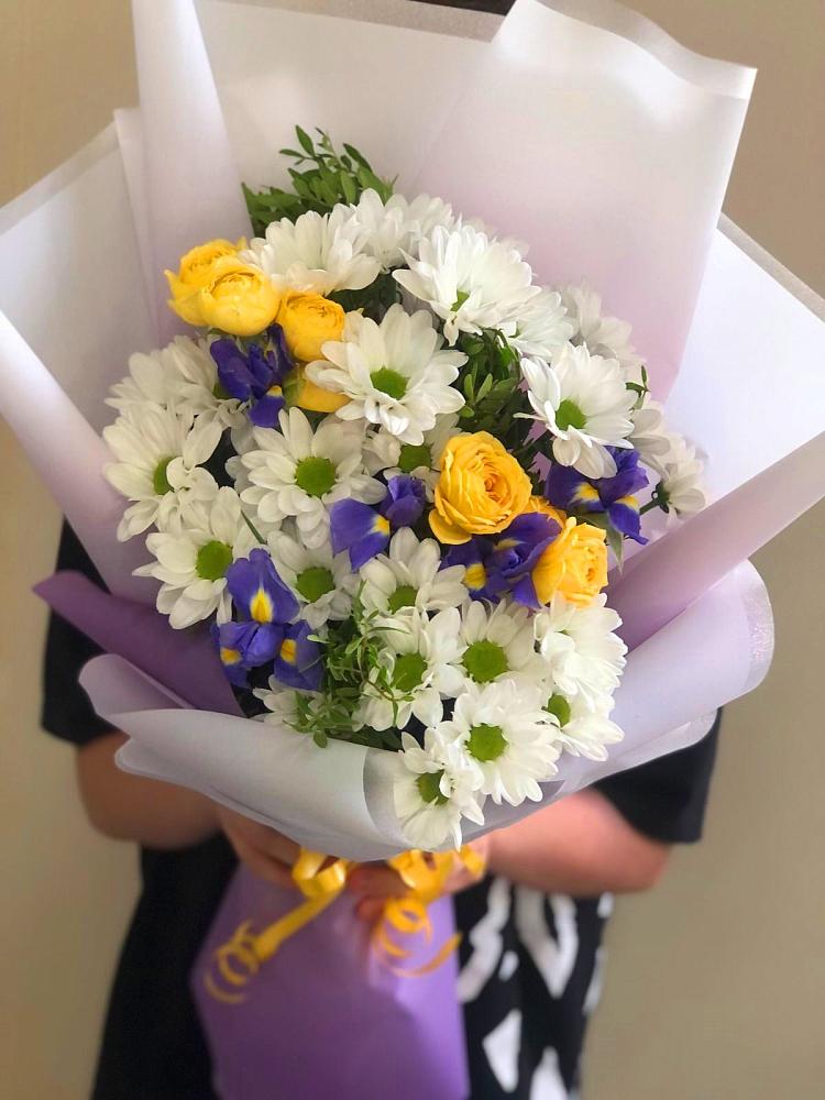 Букет цветов из: Ирисы, Хризантемы и Розы в Евсино