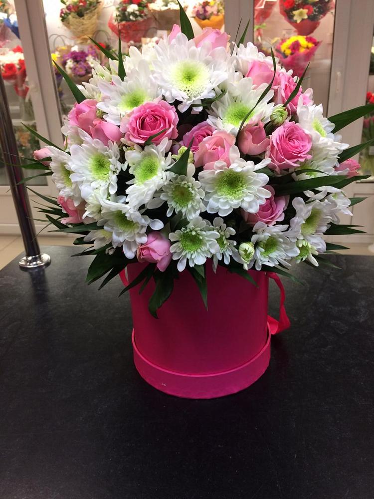 Цветочная композиция из Розы и Хризантемы в шляпной коробке в Евсино