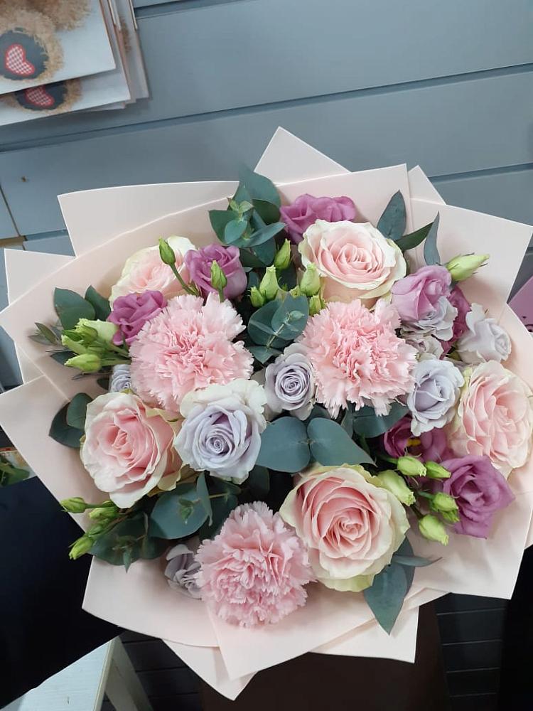 Букет цветов из: Розы, Гвоздики и Лизиантусы в Евсино